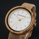 Il CLASSIC Sailor ha una cassa sottile dal tocco elegante, caratterizzata da un movimento lunare unico e due quadranti aggiuntivi. L'orologio è realizzato con legno di kosso e presenta un quadrante blu con dettagli dorati. Si abbina perfettamente agli occ