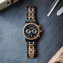 Il CLASSIC Sailor ha una cassa sottile dal tocco elegante, caratterizzata da un movimento lunare unico e due quadranti aggiuntivi. L'orologio è realizzato con legno di kosso e presenta un quadrante blu con dettagli dorati. Si abbina perfettamente agli occ