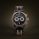 Il CLASSIC Sailor ha una cassa sottile dal tocco elegante, caratterizzata da un movimento lunare unico e due quadranti aggiuntivi. L'orologio è realizzato con legno di kosso e presenta un quadrante blu con dettagli dorati. Si abbina perfettamente agli occ