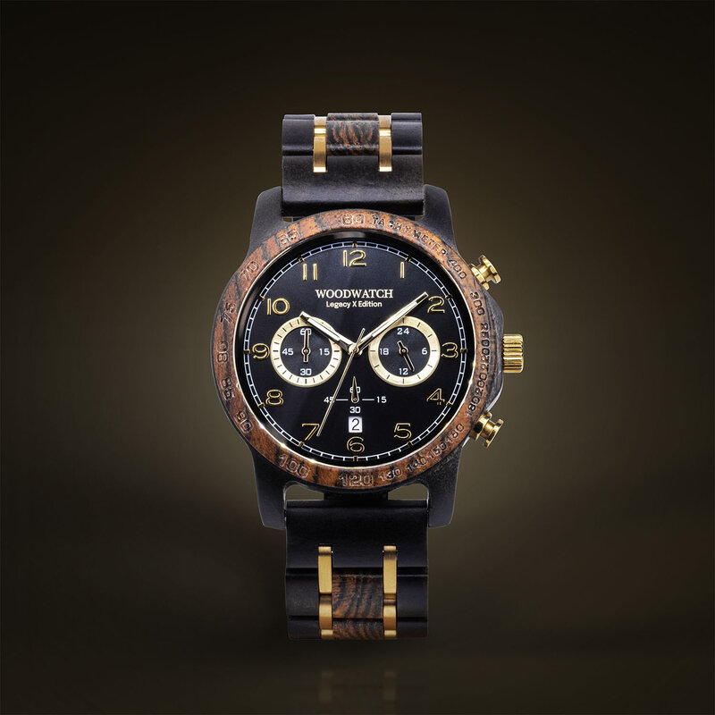 Il CLASSIC Sailor ha una cassa sottile dal tocco elegante, caratterizzata da un movimento lunare unico e due quadranti aggiuntivi. L'orologio è realizzato con legno di kosso e presenta un quadrante blu con dettagli dorati. Si abbina perfettamente agli occ