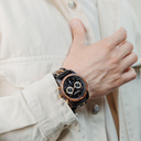 Il CLASSIC Sailor ha una cassa sottile dal tocco elegante, caratterizzata da un movimento lunare unico e due quadranti aggiuntivi. L'orologio è realizzato con legno di kosso e presenta un quadrante blu con dettagli dorati. Si abbina perfettamente agli occ