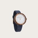 Die CLASSIC Sailor hat ein schlankes und elegantes Gehäuse und verfügt über eine einzigartige Mondphasenanzeige und zwei zusätzliche Hilfszifferblätter. Die aus ostafrikanischem Kosso-Holz gefertigte Uhr hat ein blaues Zifferblatt und goldene Details. Die