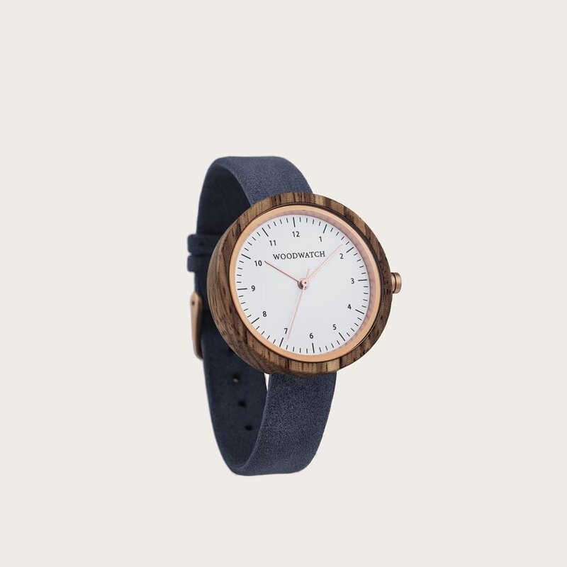 Die CLASSIC Sailor hat ein schlankes und elegantes Gehäuse und verfügt über eine einzigartige Mondphasenanzeige und zwei zusätzliche Hilfszifferblätter. Die aus ostafrikanischem Kosso-Holz gefertigte Uhr hat ein blaues Zifferblatt und goldene Details. Die