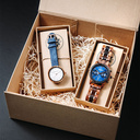 Die CLASSIC Sailor hat ein schlankes und elegantes Gehäuse und verfügt über eine einzigartige Mondphasenanzeige und zwei zusätzliche Hilfszifferblätter. Die aus ostafrikanischem Kosso-Holz gefertigte Uhr hat ein blaues Zifferblatt und goldene Details. Die