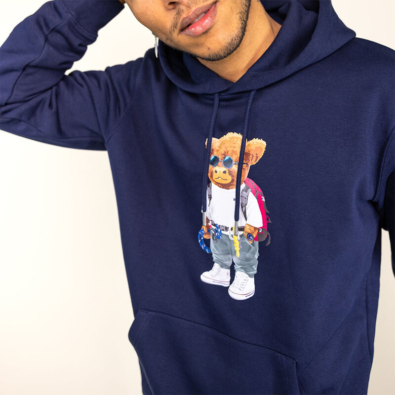 Zachte unisex hoodie met lange mouwen, een dubbellaagse capuchon en een kangoeroezak aan de voorkant. Gemaakt van 85% biologisch katoen en 15% gerecycled polyester, met een full body Harvey print.