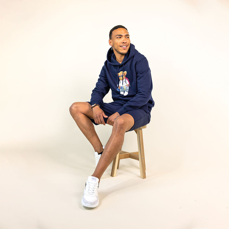 Zachte unisex hoodie met lange mouwen, een dubbellaagse capuchon en een kangoeroezak aan de voorkant. Gemaakt van 85% biologisch katoen en 15% gerecycled polyester, met een full body Harvey print.