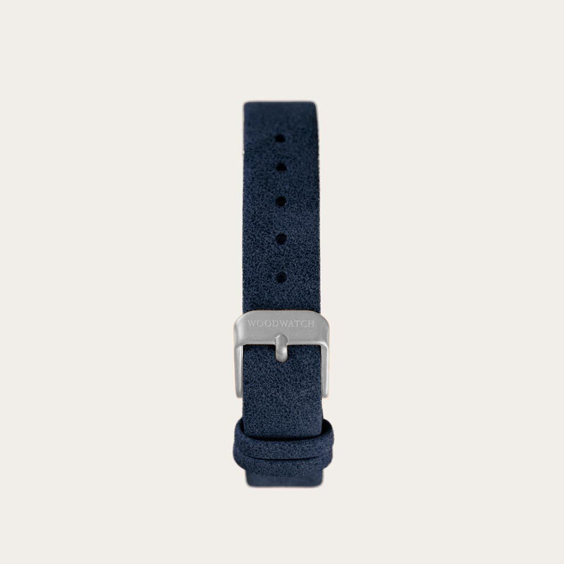 Il cinturino Navy è realizzato in vegan pelle, ha una fibbia metallica ed è colorato con una tinta naturale blu. Il cinturino Navy 14mm può essere combinato con la collezione Nordic.