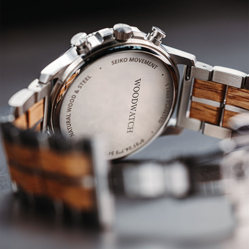 Deze collectie heeft een quartz chronograaf uurwerk dat bekend staat om zijn betrouwbaarheid en nauwkeurigheid. Het uurwerk biedt een handige stopwatch, datumweergave en een lange levensduur van de batterij, waardoor het ideaal is voor dagelijks gebruik z