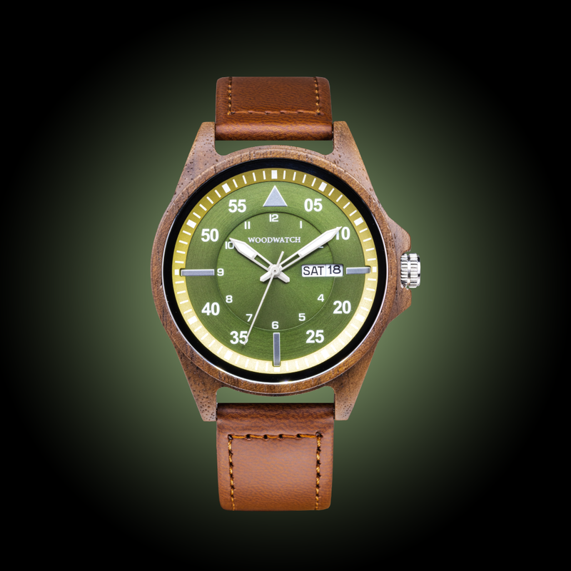 Eminent Noble è realizzato in legno di noce, con quadrante verde, cinturino vegano marrone e dettagli in metallo argentato.