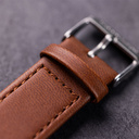 Eminent Noble è realizzato in legno di noce, con quadrante verde, cinturino vegano marrone e dettagli in metallo argentato.