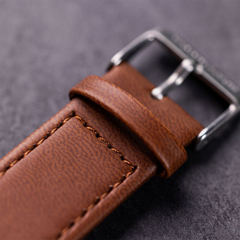 Eminent Noble è realizzato in legno di noce, con quadrante verde, cinturino vegano marrone e dettagli in metallo argentato.