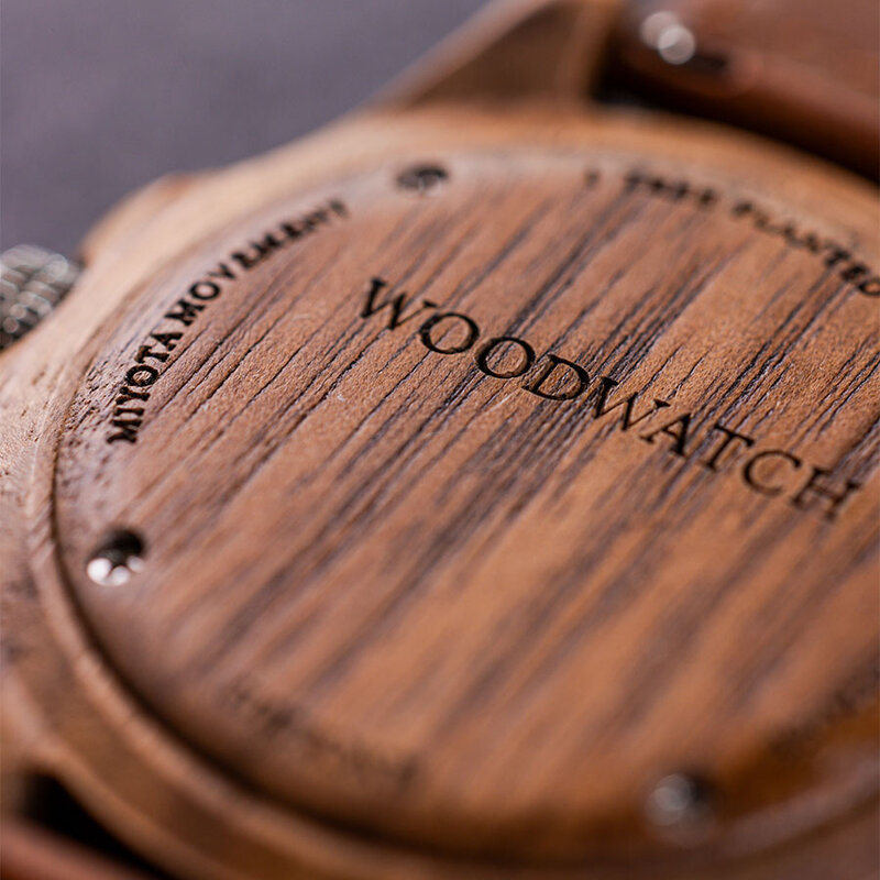 Eminent Noble è realizzato in legno di noce, con quadrante verde, cinturino vegano marrone e dettagli in metallo argentato.