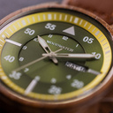 Eminent Noble è realizzato in legno di noce, con quadrante verde, cinturino vegano marrone e dettagli in metallo argentato.