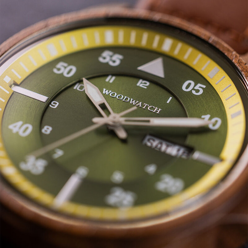 Eminent Noble è realizzato in legno di noce, con quadrante verde, cinturino vegano marrone e dettagli in metallo argentato.