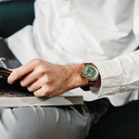 Eminent Noble è realizzato in legno di noce, con quadrante verde, cinturino vegano marrone e dettagli in metallo argentato.