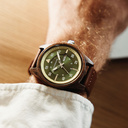 Eminent Noble è realizzato in legno di noce, con quadrante verde, cinturino vegano marrone e dettagli in metallo argentato.