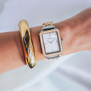 The Elegance Gleam Shade is crafted from maple wood and stainless steel, featuring a mother-of-pearl white dial and silver metal details.
