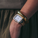 The Elegance Gleam Shade is crafted from maple wood and stainless steel, featuring a mother-of-pearl white dial and silver metal details.