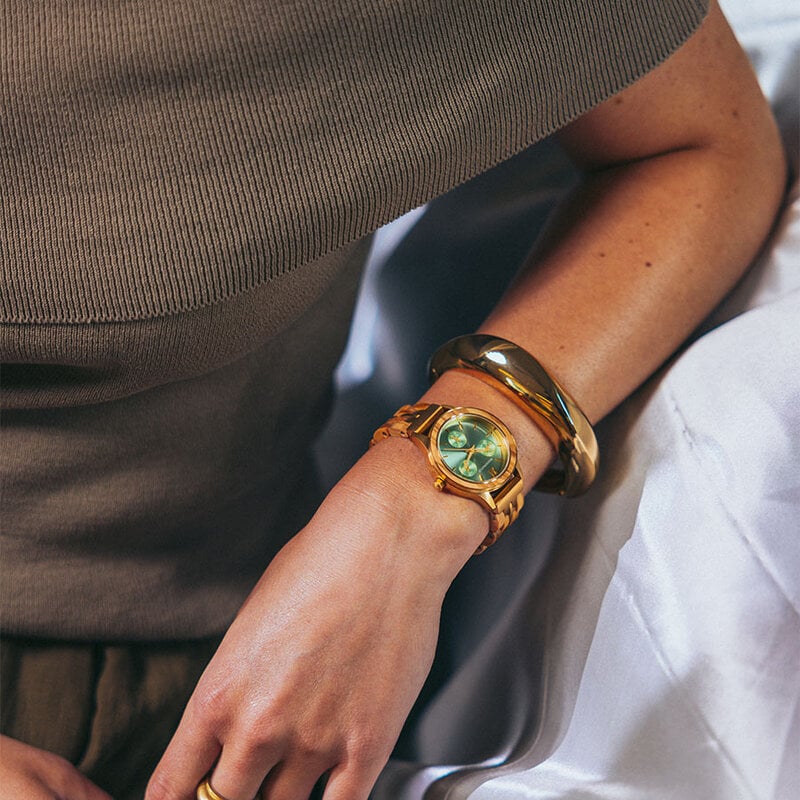 The Radiance Emerald Elegance is crafted from olive wood and stainless steel brushed gold, featuring a green dial and brushed gold metal details.
