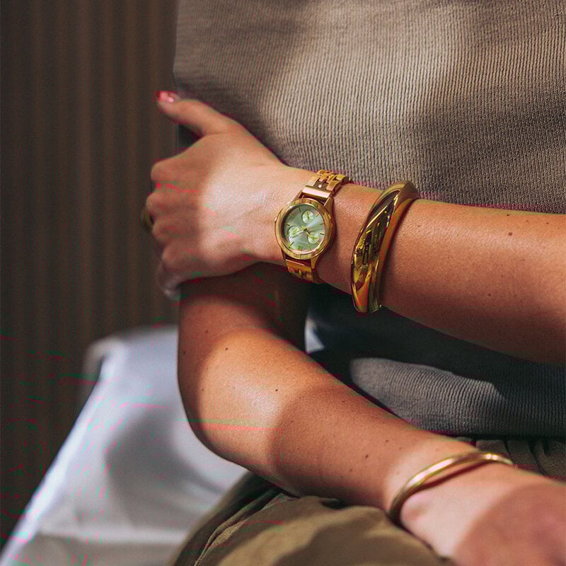 The Radiance Emerald Elegance is crafted from olive wood and stainless steel brushed gold, featuring a green dial and brushed gold metal details.