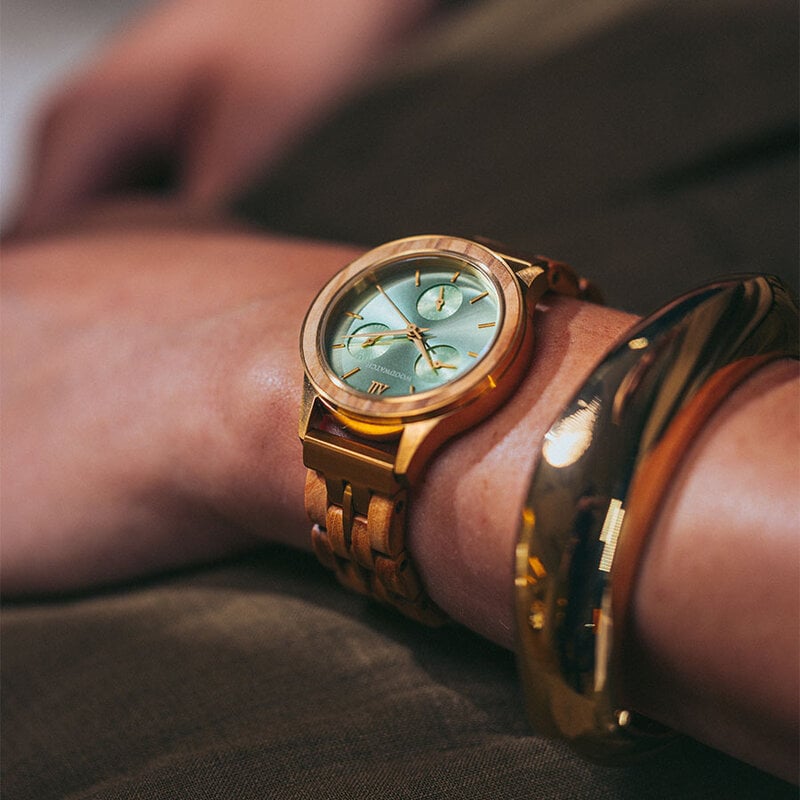 The Radiance Emerald Elegance is crafted from olive wood and stainless steel brushed gold, featuring a green dial and brushed gold metal details.