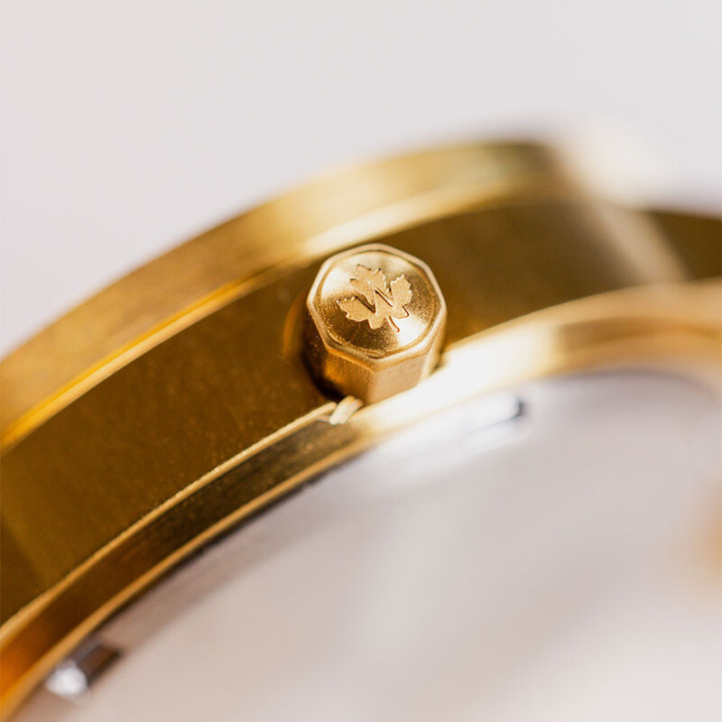 The Radiance Emerald Elegance is crafted from olive wood and stainless steel brushed gold, featuring a green dial and brushed gold metal details.