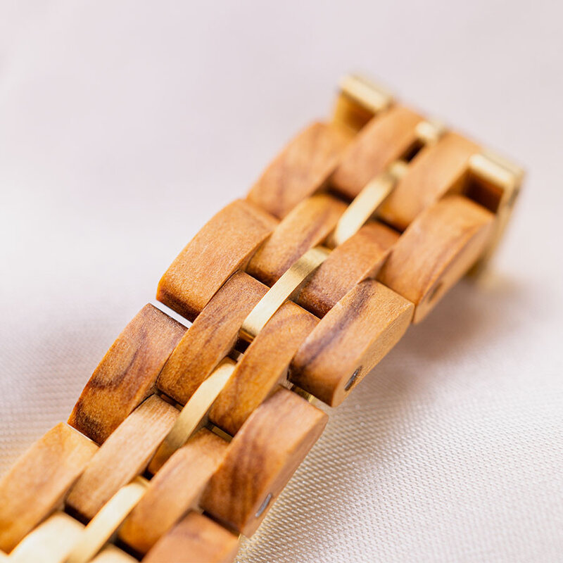 The Radiance Emerald Elegance is crafted from olive wood and stainless steel brushed gold, featuring a green dial and brushed gold metal details.