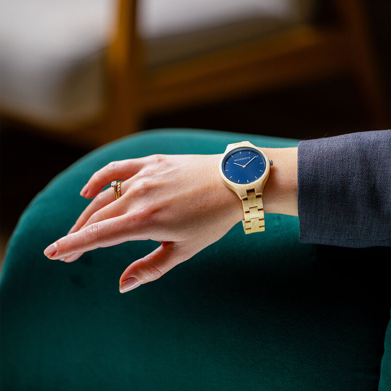 The AURORA Collection breaths the fresh air of Scandinavian nature and the astonishing views of the sky. This light weighing watch is made of Canadian Maplewood, accompanied by a blue stainless-steel dial with silver details.<br />
The watch is available with