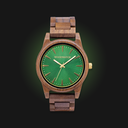 Camo Walnut har en moderniserad minimal grön urtavla med djärva detaljer i en boett på 45 mm. En oumbärlig klocka som kombinerar naturligt trä med rostfritt stål och safirbelagt glas. Deep Ocean är handgjord av amerikanskt valnötsträ.