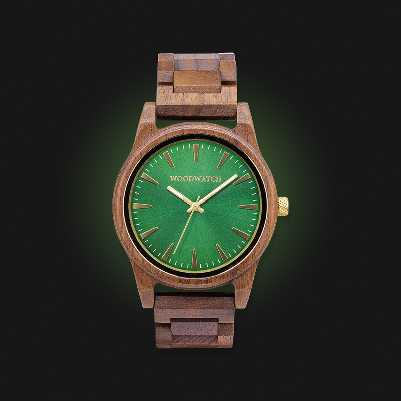Camo Walnut har en moderniserad minimal grön urtavla med djärva detaljer i en boett på 45 mm. En oumbärlig klocka som kombinerar naturligt trä med rostfritt stål och safirbelagt glas. Deep Ocean är handgjord av amerikanskt valnötsträ.