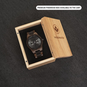 Este reloj con diseño premium combina nuevos tipos de madera únicos con lujosas esferas y tapa de acero inoxidable. El reloj lleva en su centro un completo y nuevo movimiento multi-función que incluye dos esferas extra que indican la semana y el mes. El G