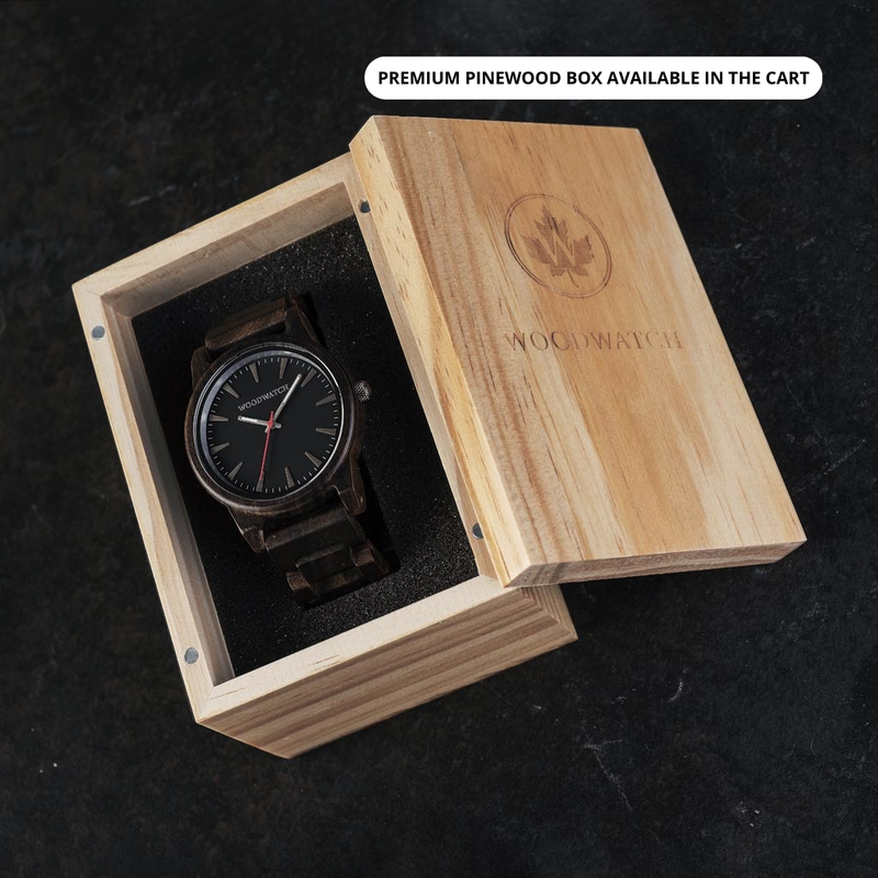 Aus ostafrikanischem Sandelholz in liebevoller Handarbeit hergestellt besticht die Cypher Sandal durch ihr minimalistisches Design. Unter saphirbeschichtetem Glas befindet sich ein modernes, schwarzes Ziffernblatt, das von einem Gehäuse aus Naturholz mit