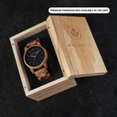 De Aero Acacia beschikt over een gemoderniseerde minimale grijze wijzerplaat met gewaagde details in een behuizing van 45mm. Dit onmisbare horloge combineert natuurlijk hout met roestvrij staal en glas voorzien van saffiercoating. De Aero Acacia is met de