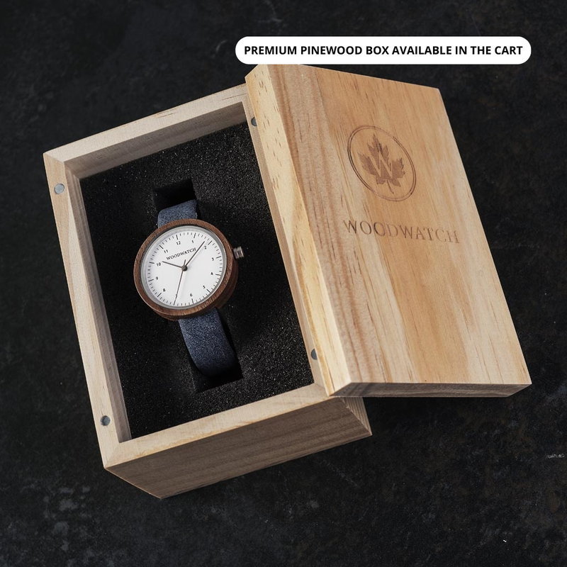 Inspirerad av modern nordisk minimalism NORDIC Stockholm Navy har detaljer i valnötsboett med vit urtavla och silver som är 36 mm i diameter. Handtillverkade av hållbart framställt trä kombinerat med ett ultramjukt marinblått vegansk läderband.