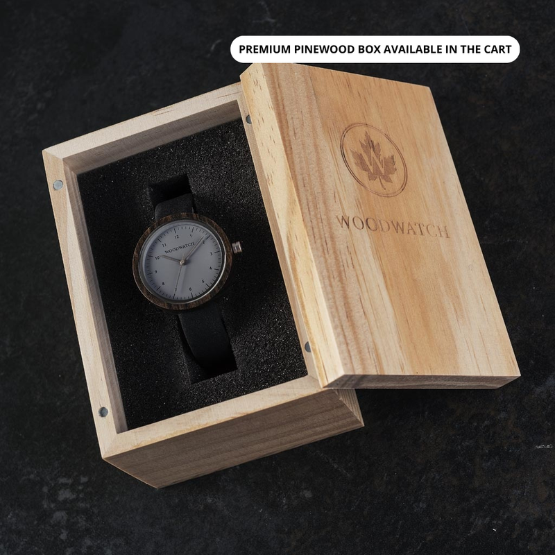 Die NORDIC Helsinki hat 36 mm Durchmesser und wird in liebevoller Handarbeit aus nachhaltigem, schwarzem Sandelholz gefertigt. Ein besonders geschmeidiges, schwarzes Uhrenarmband aus veganem Leder in Verbindung mit dem grauen Ziffernblatt und einigen silb