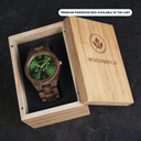 Este reloj con diseño premium combina nuevos tipos de madera únicos tallados a mano con lujosas esferas y tapa de acero inoxidable. El reloj lleva en su centro un completo nuevo movimiento multi-función que incluye dos esferas extra que indican la semana
