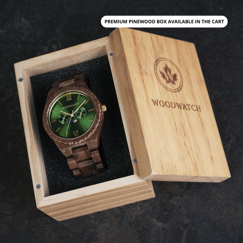 Este reloj con diseño premium combina nuevos tipos de madera únicos tallados a mano con lujosas esferas y tapa de acero inoxidable. El reloj lleva en su centro un completo nuevo movimiento multi-función que incluye dos esferas extra que indican la semana