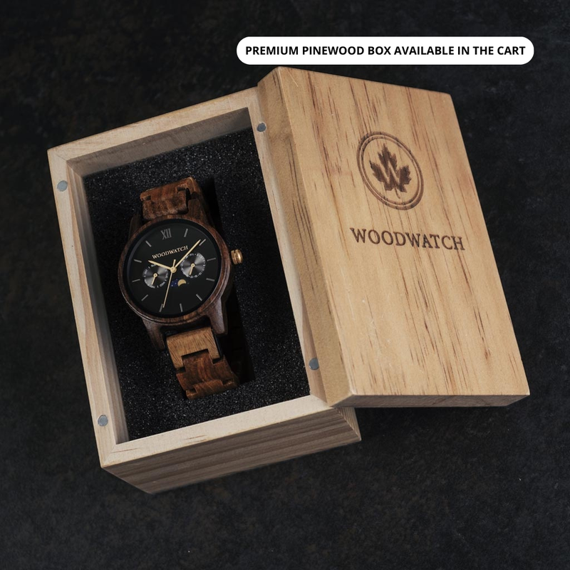 La collection CLASSIC repense de manière sophistiquée l’esthétisme de WoodWatch. Elle allie chic et multifonction en incluant l’affichage des phases lunaires ainsi que deux cadrans supplémentaires indiquant la date et le mois. La montre CLASSIC Dark Fores