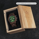 Preparati per un’avventura con il nostro cronografo da polso multi-funzionale fatto a mano. Questo orologio dal design esclusivo è composto da una cassa 45 mm in legno di noce, un quadrante verde in acciaio inossidabile e un movimento SEIKO VD54. Il nuovo