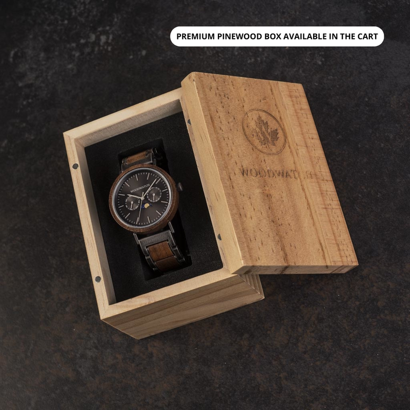 La colección ELEMENT se compone de cuatro diseños únicos en la gama WoodWatch, que muestran una combinación de acero inoxidable 316 y madera. El reloj Brushed Iron Walnut de 41 mm de diámetro presenta nuestro característico movimiento de fase lunar y dos