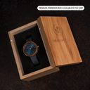 Inspirado en el minimalismo nórdico contemporáneo. El NORDIC Malmo Navy presenta una caja de madera de kosso de 36 milímetros de diámetro con esfera azul y detalles dorados. Hecho a mano. De madera de orígen sostenible combinado con una correa de cuero ve