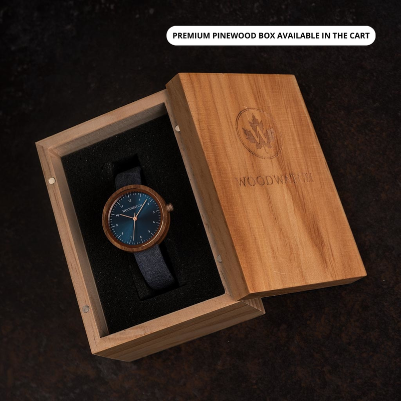 Inspirado en el minimalismo nórdico contemporáneo. El NORDIC Malmo Navy presenta una caja de madera de kosso de 36 milímetros de diámetro con esfera azul y detalles dorados. Hecho a mano. De madera de orígen sostenible combinado con una correa de cuero ve