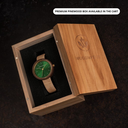 Die NORDIC Bergen Beige hat 36 mm Durchmesser und wird in liebevoller Handarbeit aus nachhaltigem Walnussholz gefertigt. Ein besonders geschmeidiges, beigefarbenens Uhrenarmband aus veganem Leder in Verbindung mit dem grünen Ziffernblatt und einigen golde