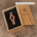 Poppy-klockan från FLORA Collection består av kosso trä som har handarbetats till att bli otroligt tunt. Poppy har en röd urtavla med silver-färgade detaljer.