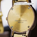 La colección CLASSIC reinventa la estética de un WoodWatch de una manera sofisticada. Los estuches delgados dan una impresión elegante mientras presentan un movimiento de fase lunar único y dos subesferas adicionales que muestran la semana y el mes. El CL
