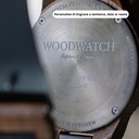 Este reloj con diseño premium combina nuevos tipos de madera únicos con lujosas esferas y tapa de acero inoxidable. El reloj lleva en su centro un completo y nuevo movimiento multi-función que incluye dos esferas extra que indican la semana y el mes. El G