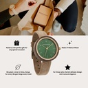 Die NORDIC Bergen Beige hat 36 mm Durchmesser und wird in liebevoller Handarbeit aus nachhaltigem Walnussholz gefertigt. Ein besonders geschmeidiges, beigefarbenens Uhrenarmband aus veganem Leder in Verbindung mit dem grünen Ziffernblatt und einigen golde