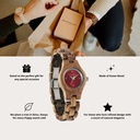 Poppy-klockan från FLORA Collection består av kosso trä som har handarbetats till att bli otroligt tunt. Poppy har en röd urtavla med silver-färgade detaljer.