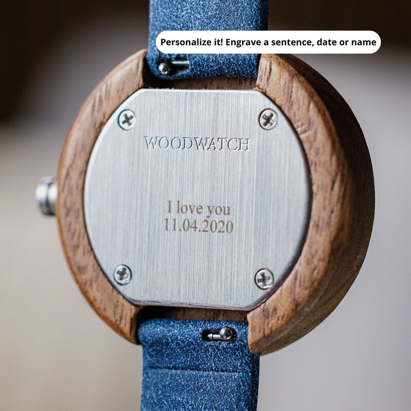 Inspirerad av modern nordisk minimalism NORDIC Stockholm Navy har detaljer i valnötsboett med vit urtavla och silver som är 36 mm i diameter. Handtillverkade av hållbart framställt trä kombinerat med ett ultramjukt marinblått vegansk läderband.