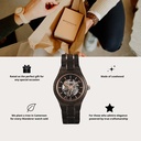 El AUTOMATIC Wanderer cuenta con un movimiento mecánico automático de cuerda automática con 36 horas de reserva de marcha. Se crea una experiencia óptica distintiva a través de la caja de 33 mm con un bisel de oro rosa y una esfera negra con un corazón p